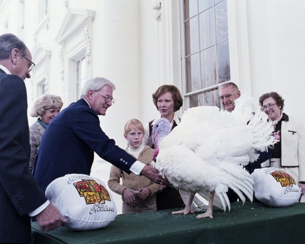 Amy Carter, daughter of President Jimmy Carter, and first lady Rosalynn Carter took part in the turkey presentation. Image: National Archives. 