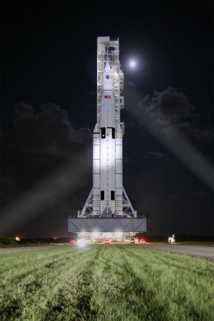 An artist's illustration shows NASA’s Space Launch System at the Kennedy Space Center launchpad. Image: NASA. 