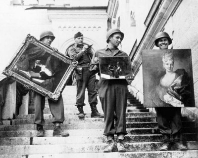 American soldiers hand-carried paintings down the steps of the Neuschwanstein Castle under the supervision of Capt. James Rorimer. Image: National Archives and Records / Public Domain, via the Monuments Men Foundation. 