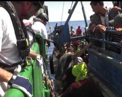 In a YouTube video by Doctors without Borders, volunteers rescue refugees crammed on a boat in the Mediterranean on Aug. 26. Image: Screenshot, Doctors without Borders. 
