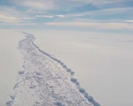 This image shows the rift before the iceberg broke off.